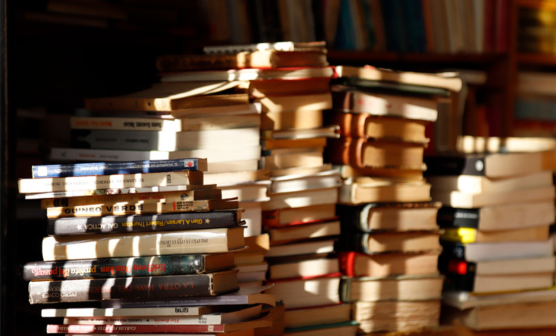 Varios libros sobre una mesa