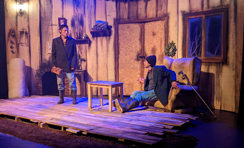 Dos hombres en un escenario actuando