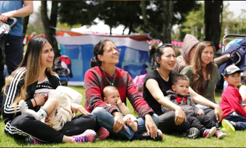 Grupo de madres y bebes en un parque