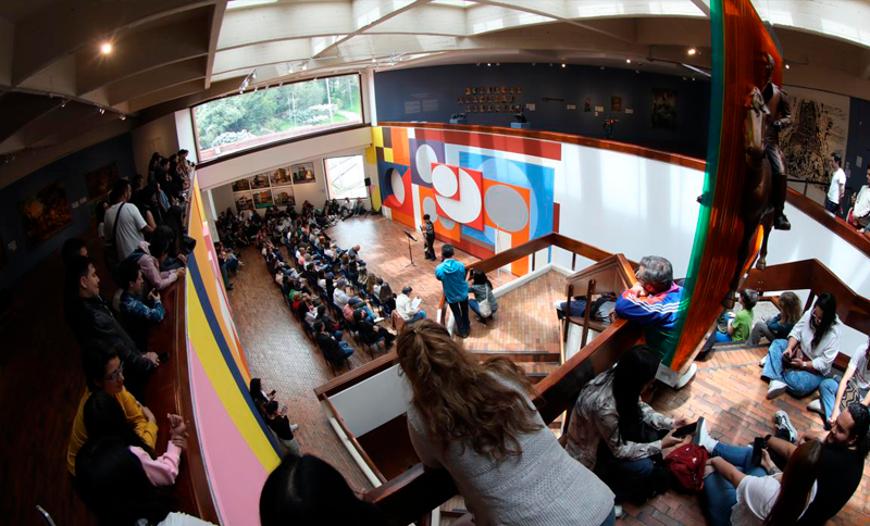 Personas reunidas en Mambo Filarmónico