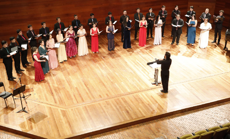 orquesta filarmónica en un escenario
