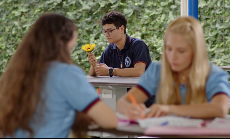 Jóvenes en una mesa