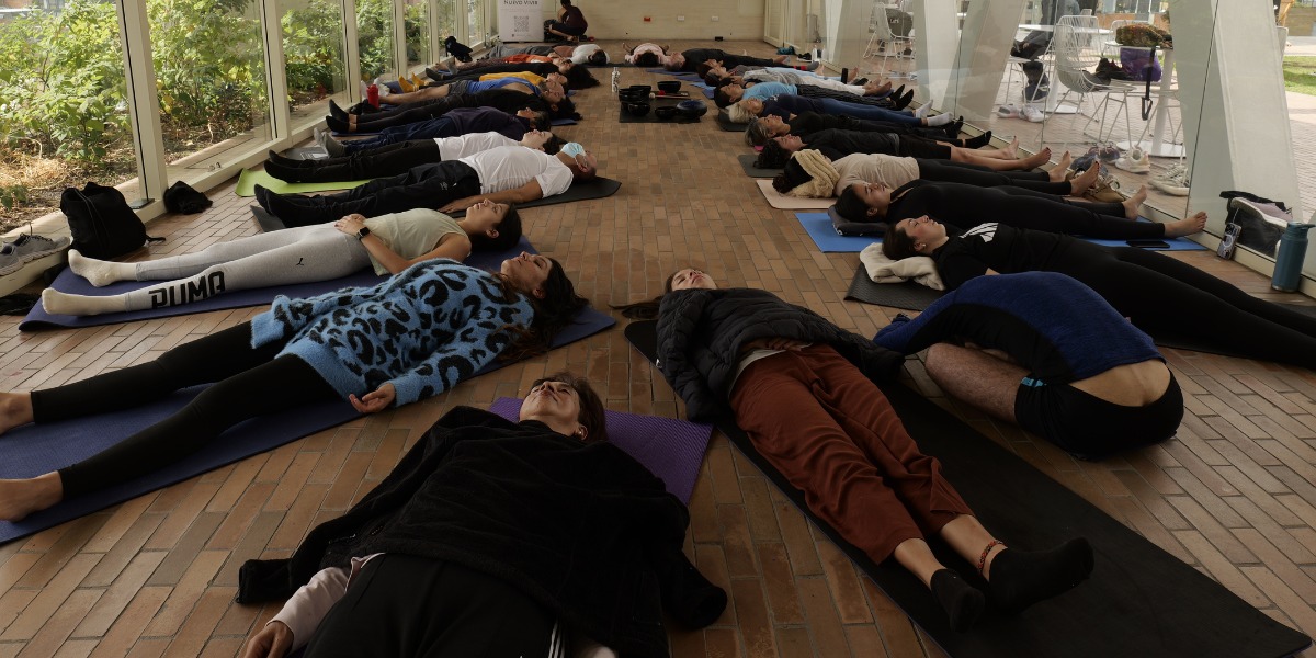 Personas meditando.