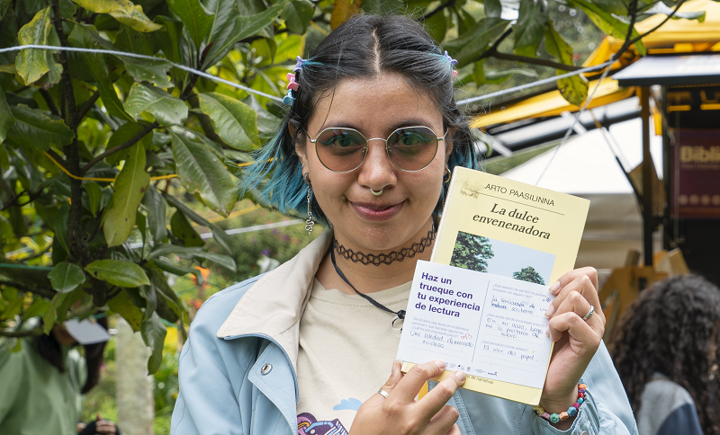 Mujer con libro en la mano