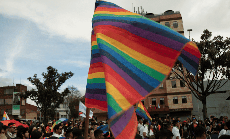 Marcha con la bandera LGBTI en primer plano