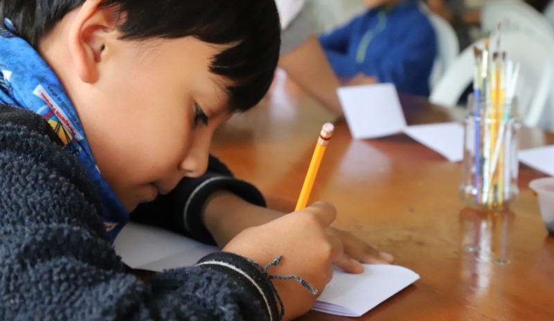 Niño dibujando.