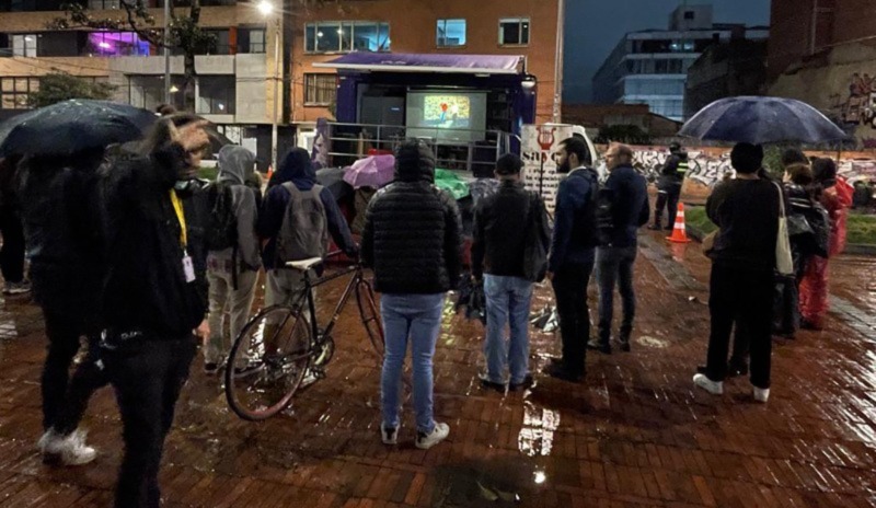 Un grupo de jovenes disfrutando de cine en el Parque Hippies.