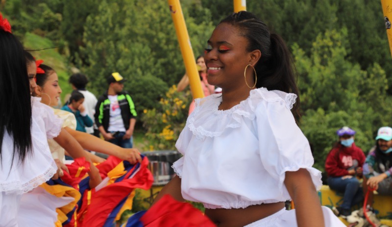 Mujeres bailando.