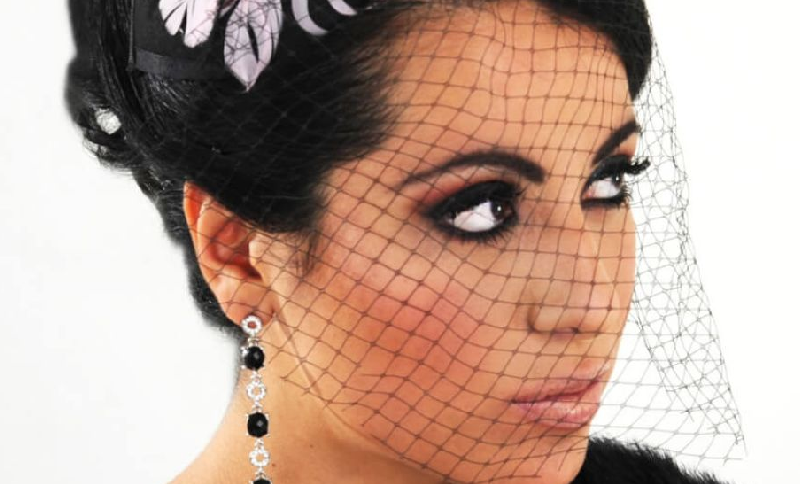 Mujer modelando con un sombrero con malla