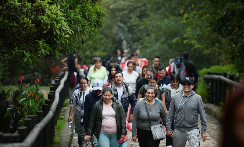 Ciudadanos caminando por el sendero de Monserrate
