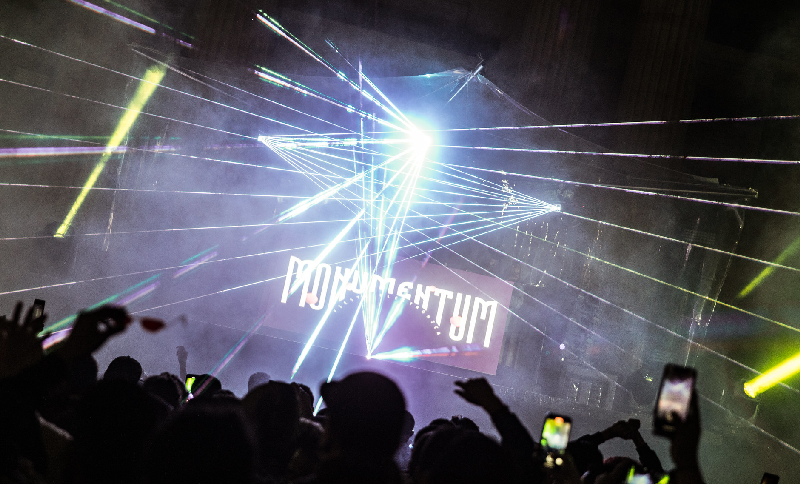 Personas participanto en un concierto en la noche