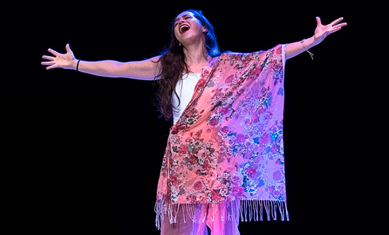 Mujer cantando en un escenario