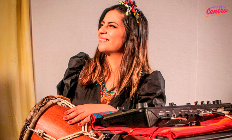 Mujer con tambor en la mano