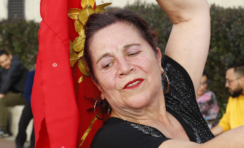 Mujer mayor danzando