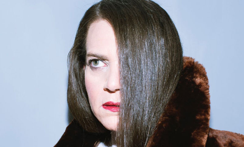 Mujer posando a la cámara