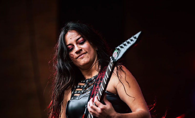 Mujer tocando una guitarra