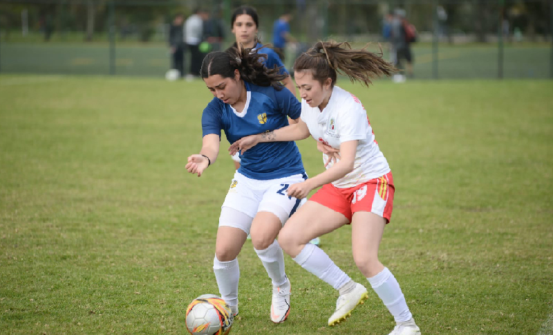 Dos mujeres jugando fútbol