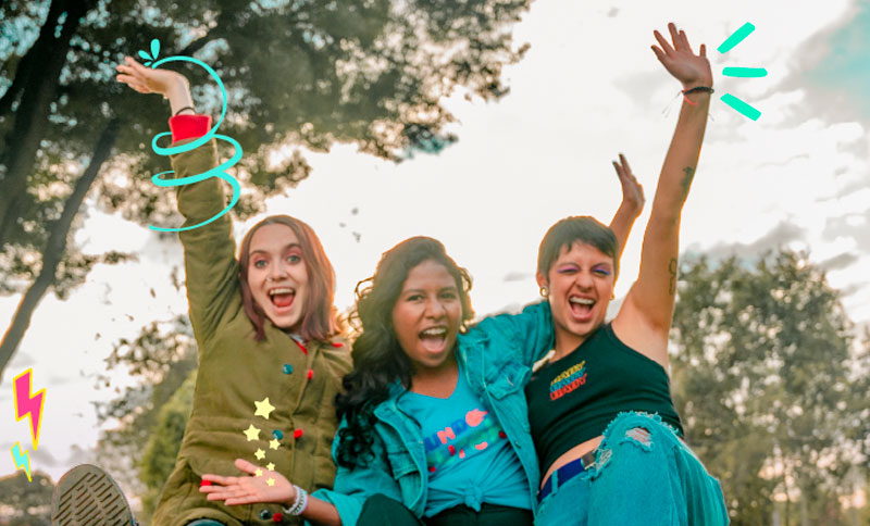 Tres adolescentes sonriendo ante la cámara