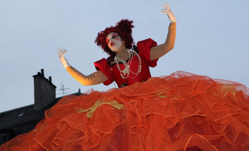 Muñecas gigantes en el FIAV Bogotá