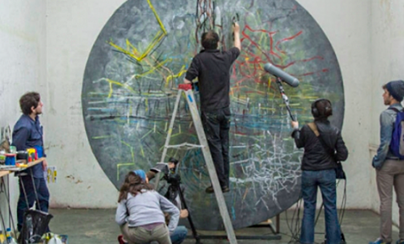 Personas haciendo un mural