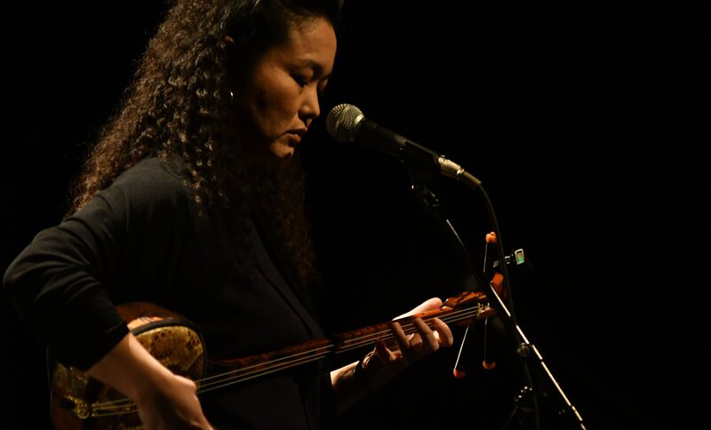 Mujer tocando un instrumento musical