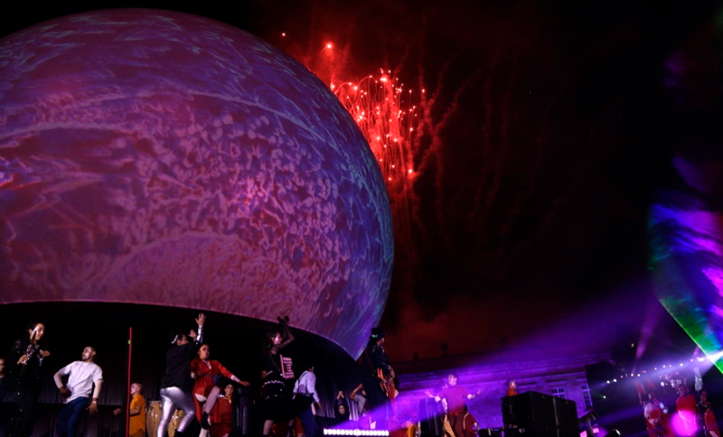 Escenario Coinstelaciones en la Plaza de Bolívar