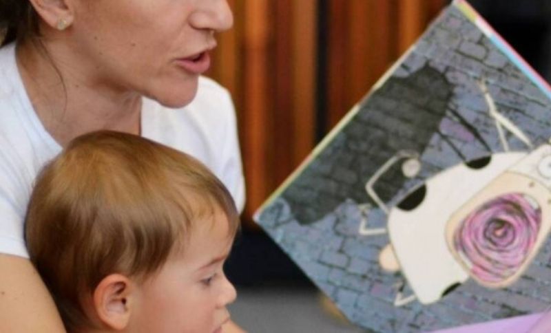 Mamá leyéndole un libro a su hijo