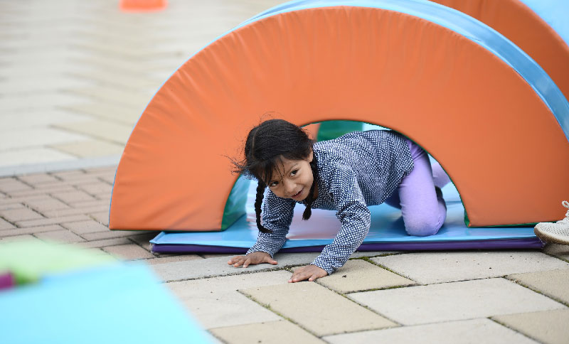 Niña jugando en un parque