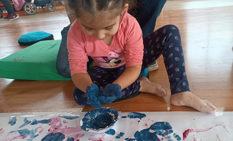 Niña pintando