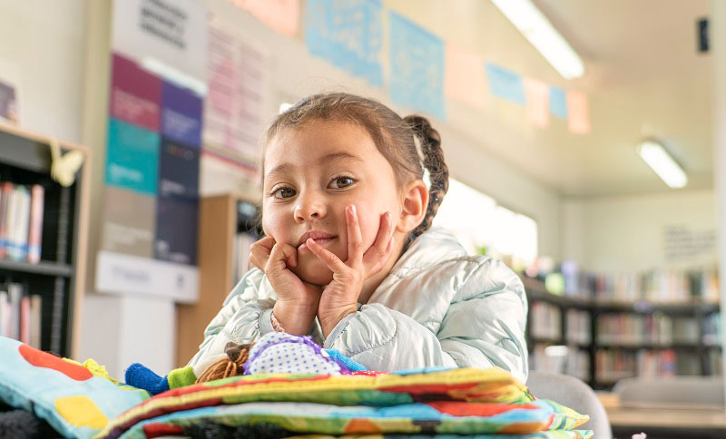 Niña en una biblioteca