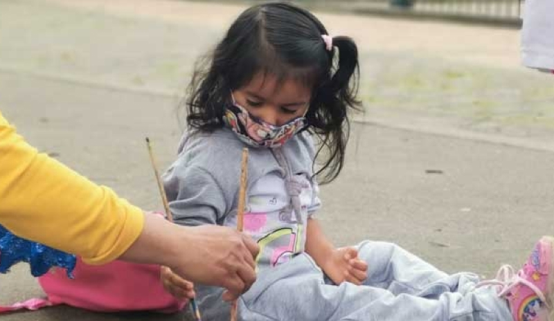 Niña sentada 