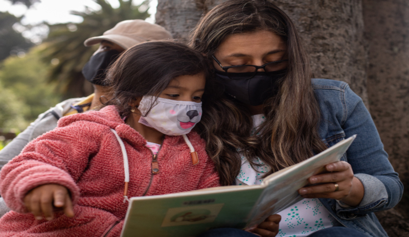 Niña y mujer leyendo