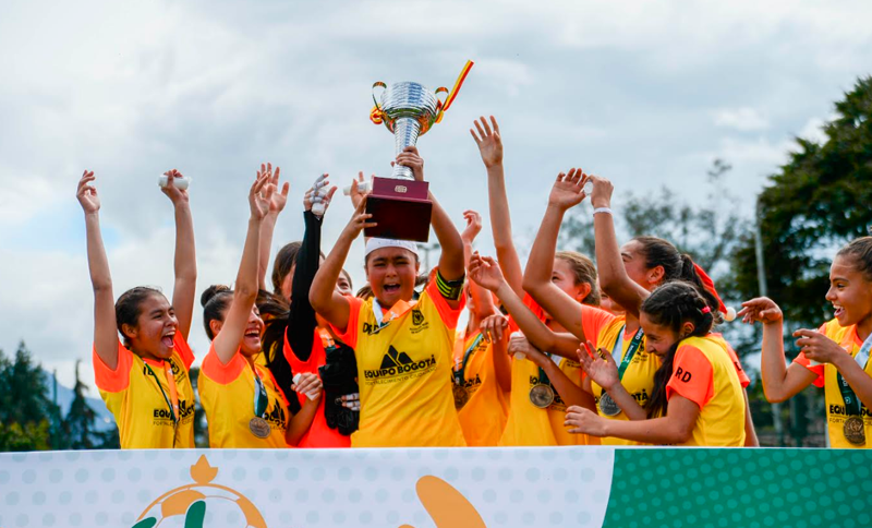 Niñas celebrando triunfo 