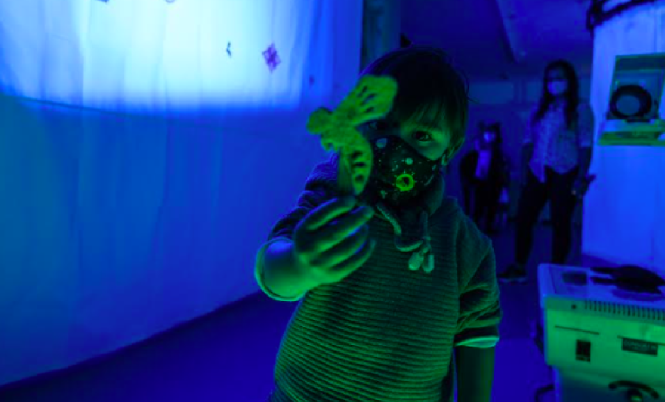 niño en un centro de exposiciones