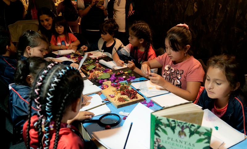 Niños realizando un taller en una Biblioteca