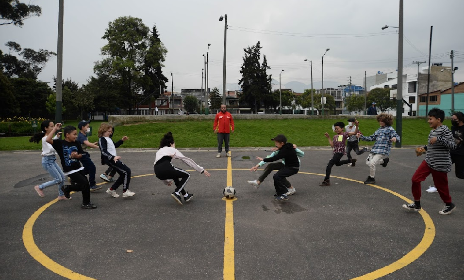 niños jugando en un parque