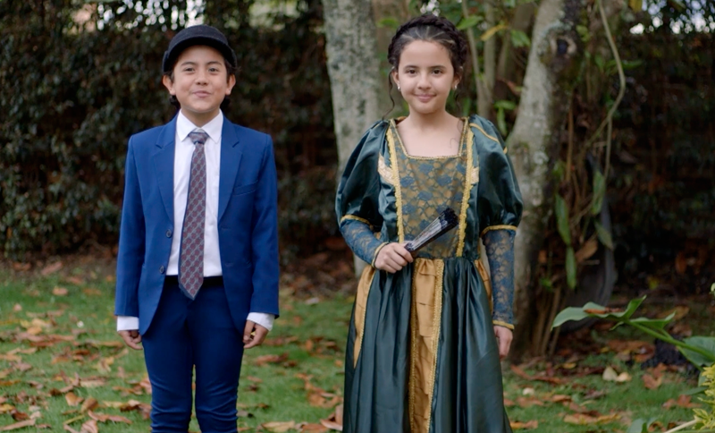 Niña y niño mirando a la cámara