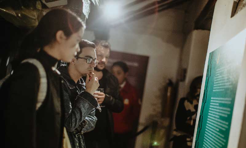 personas mirando una exposición artística