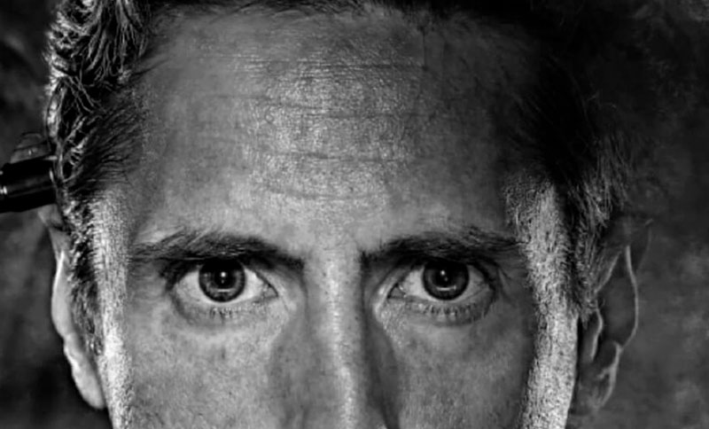 Hombre en primer plano mirando a la cámara