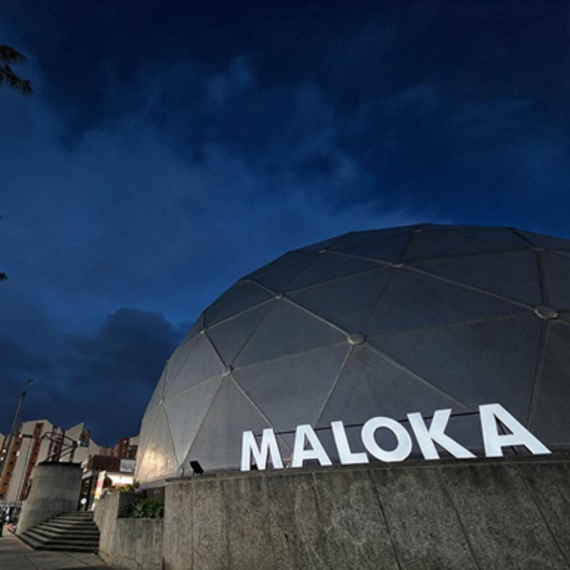 fachada de Maloka de noche