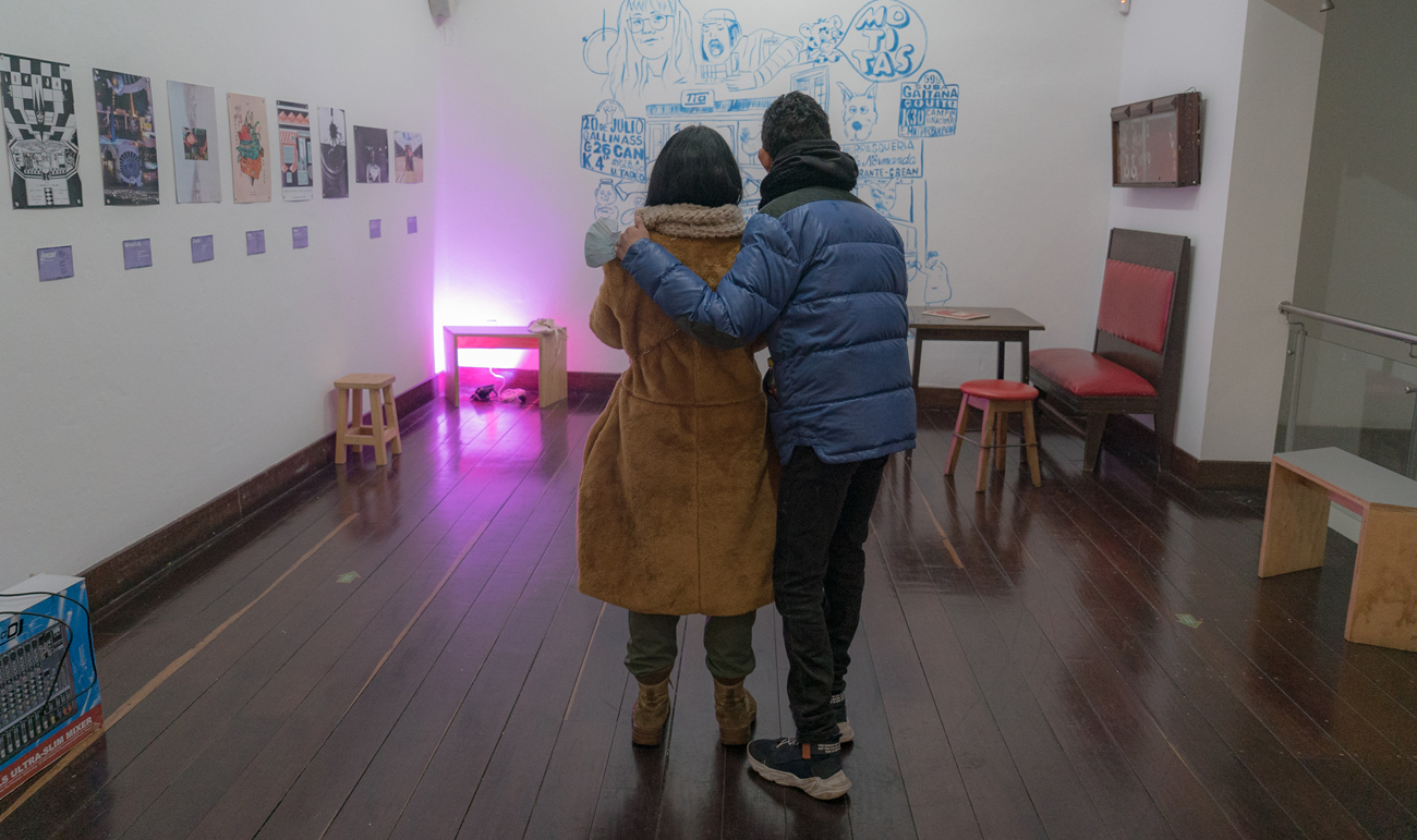 Dos personas disfrutan de un museo en Bogotá.