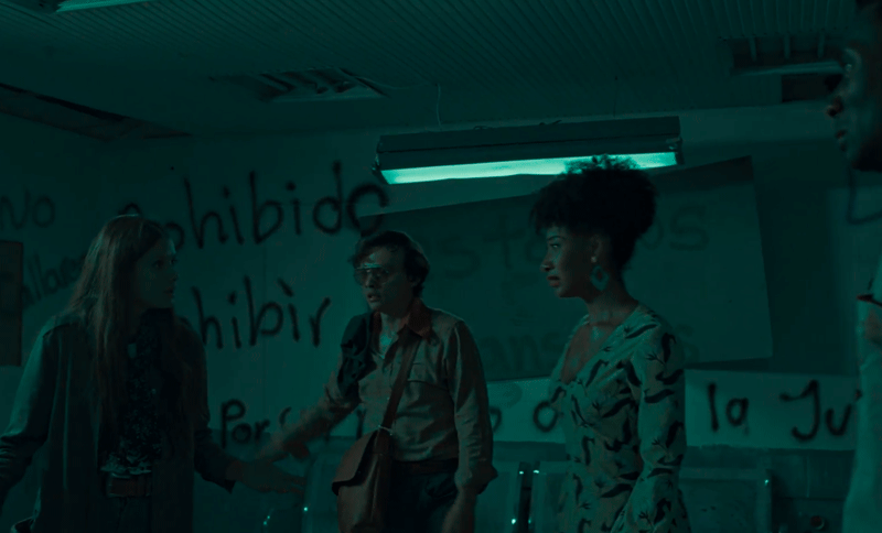 Personas hablando en un cuarto oscuro