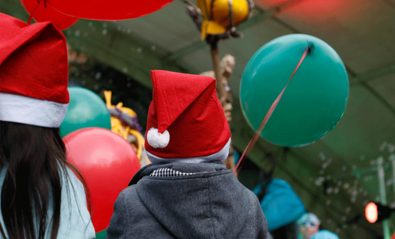 Niño con globo en la mano