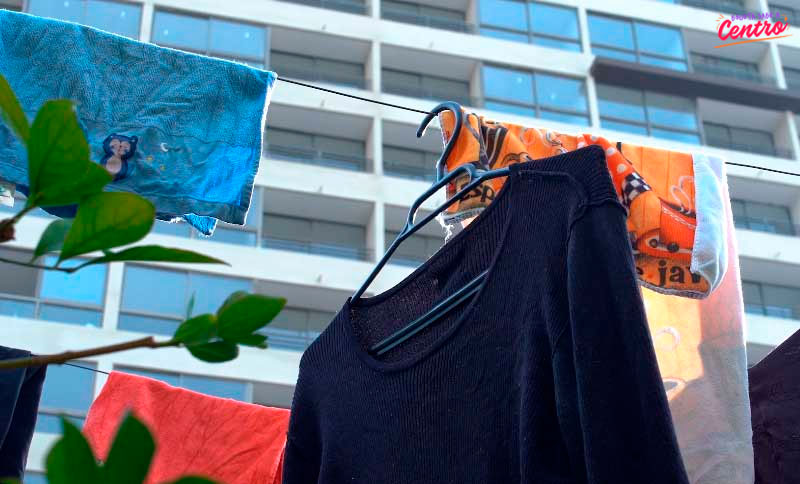 Ropa colgada en una casa