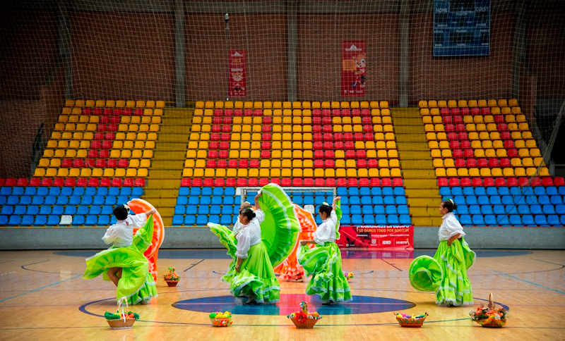 Personas mayores bailando en escenario del IDRD