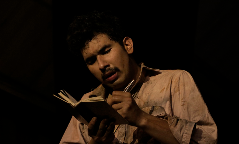 Artista hombre escribiendo en un cuaderno