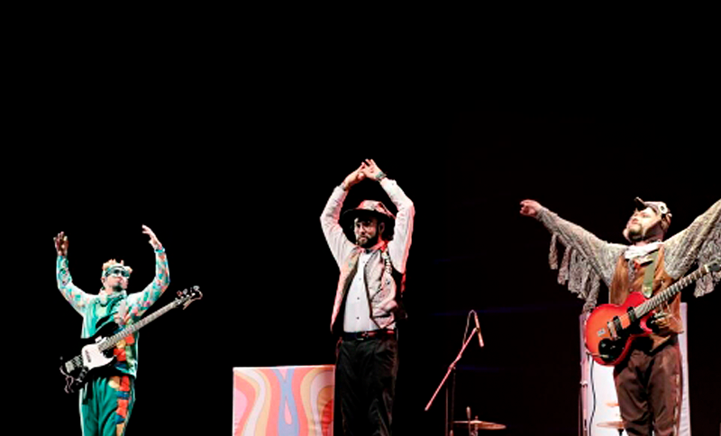 Tres artistas en una tarima