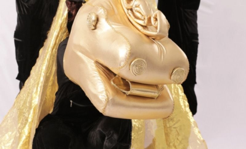 Figura de caballo de utilería teatral