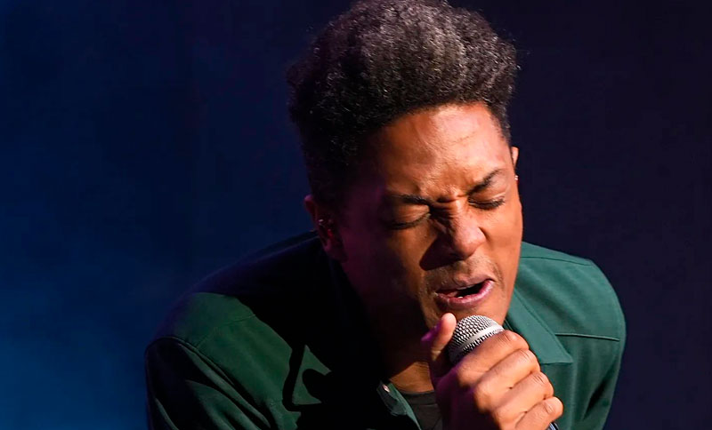 Cantante con un micrófono en la mano