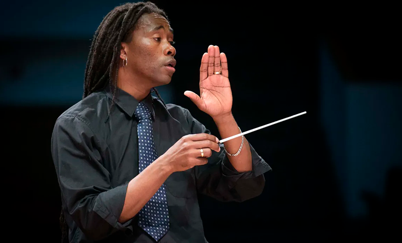 Director de orquesta filarmónica